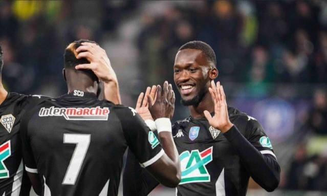 九游娱乐-里昂加时末段手感冰凉；志在法甲名次提升；目标明确；轮换策略成焦点的简单介绍